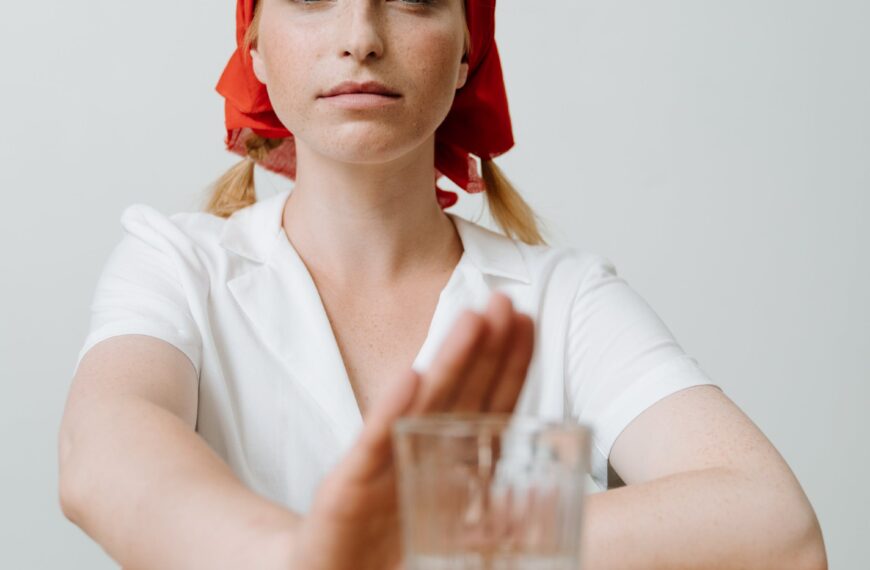 mujer tomando sidra sin alcohol