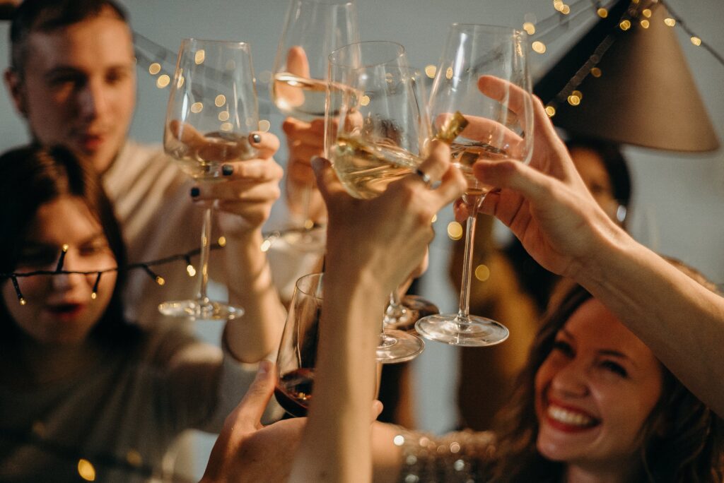 amigos haciendo un brindis con sidra