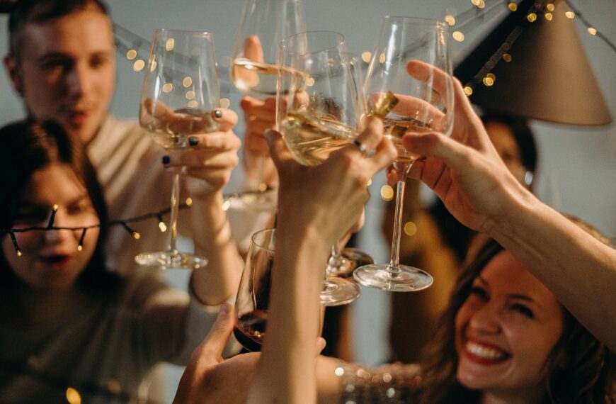 amigos haciendo un brindis con sidra